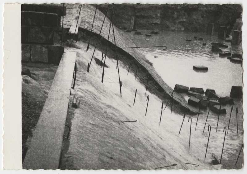 Fiume Isonzo in piena, Gorizia. Opere di sbarramento in costruzione. Particolare sul cantiere: vasca